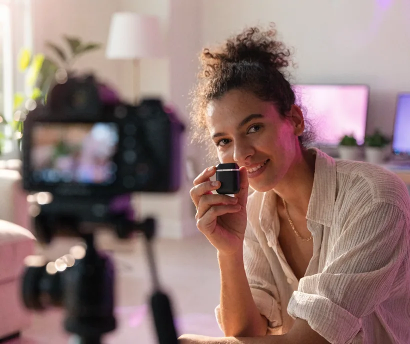 TwinTone AI live-shopping stream broadcasting to Facebook Live with pinned products and real-time chat