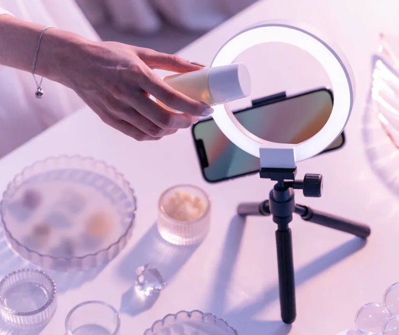 TwinTone AI live-shopping stream broadcasting to Instagram Live with pinned products and real-time chat