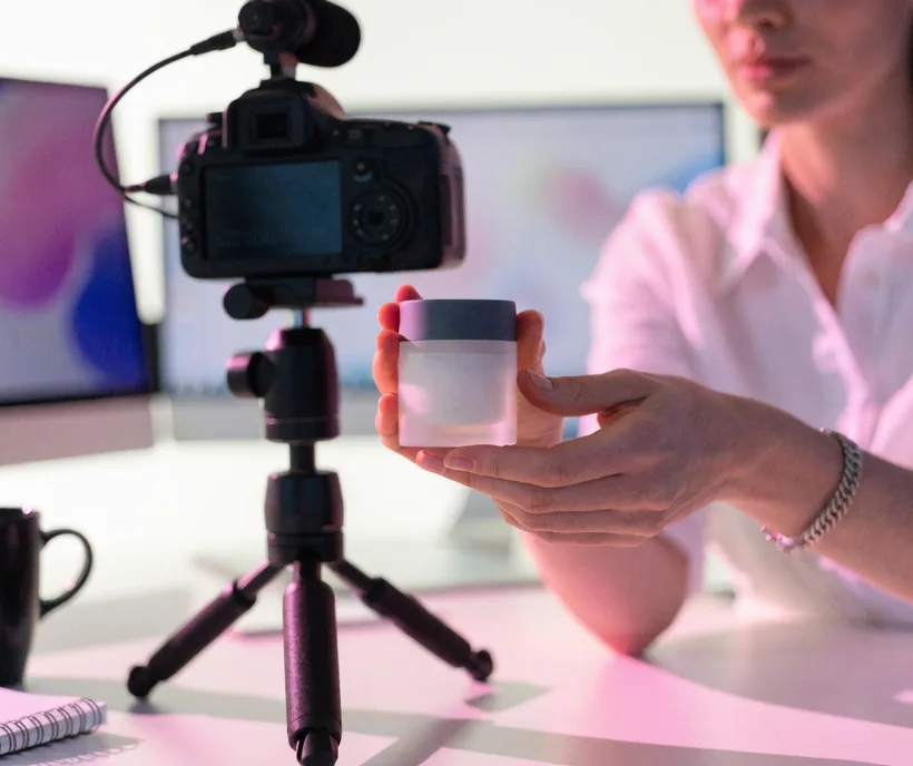 TwinTone AI live-shopping stream broadcasting to YouTube Live with pinned products and real-time chat